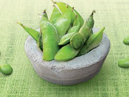 Frische Edamame in Schale